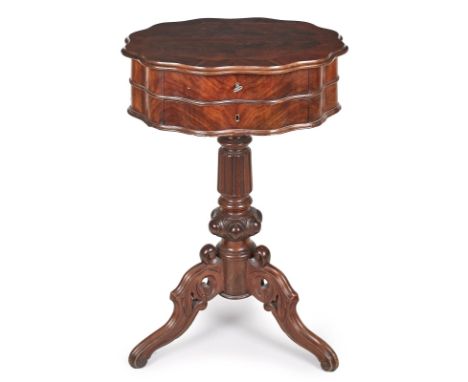 Louis-Philippe-Nähtisch um 1860.Mahagoni furniert. Runde gewölbte Wandung m. profilierten Kanten, in der Zarge 2 Schübe, Plat