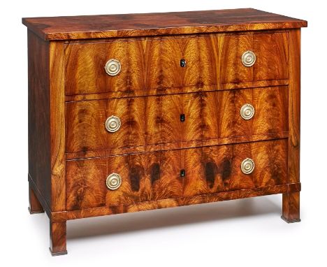 Biedermeier-Kommode, süddt. um 1820.Nussbaum furniert u. Wurzelnussbaum furniert. Gerade 3-schübige Front, überstehende Platt