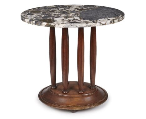 Ovaler Art-Déco-Salontisch um 1930.Ovale mehrfarbig gemusterte Marmorplatte. Gestell Nussbaum massiv u. Nussbaum furniert. Au