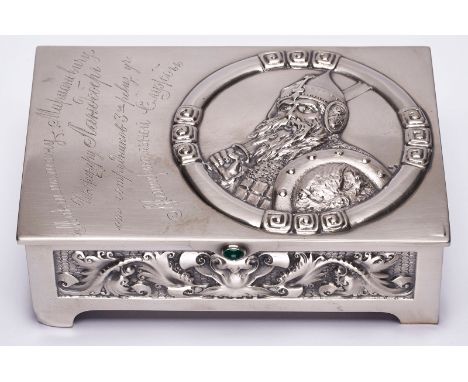 Dose mit Wikinger-Relief, Moskau um 1915.84er Silber, innen vergoldet. Kokoshnik-Marke nach re. m. Beschauzeichen f. Moskau (