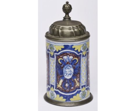 Kl. Walzenkrug, Nürnberg 18. Jh.Polychrome Bemalung, Mittelfeldmedaillon "Maria m. Kind". Deckel u. Fußring m. Zinnmontierung