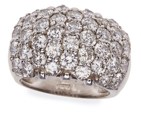 Breiter Brillant-Ring.18 kt WG. Ringkopf besetzt m. 40 Brillanten v. zus. ca. 4 ct in Pavéefassung. Breite polierte Ringschie