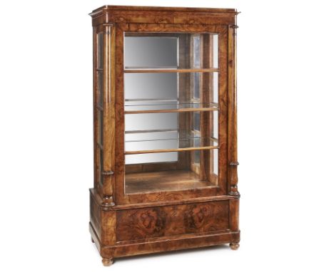 Biedermeier-Vitrine, süddt. um 1825-30.Nussbaum massiv u. Wurzelnussbaum furniert. 1-türige Front u. Seiten verglast m. Spros