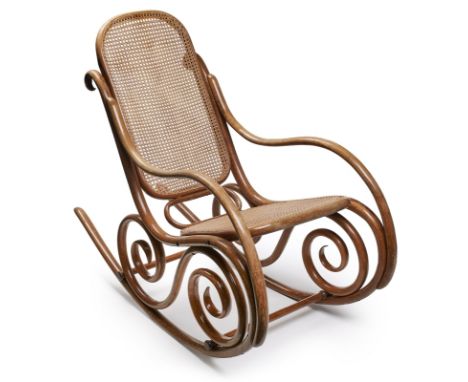 Schaukelstuhl, wohl Thonet,Österreich um 1900. Unterseite m. Resten d. alten Firmenetiketts. Buchenbugholzgestell. Sitz u. Rü