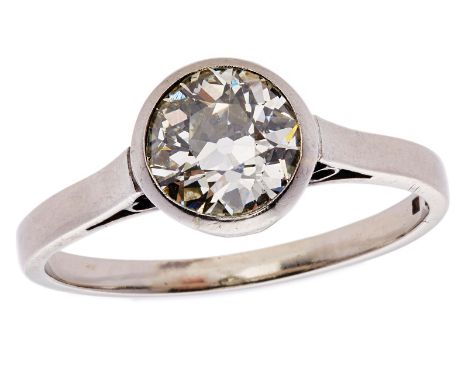 Diamant-Ring um 1920.14 kt WG, besetzt m. 1 Altschliff-Diamant v. ca. 1,40 ct (Farbe getönt/ Reinheit vvsi-vsi). Schmale poli