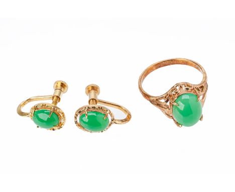 A GREEN-COLOURED STONE RING AND EARRINGS
Set in 18k yellow gold with oval cabochons, the earrings with screw backs, the ring 