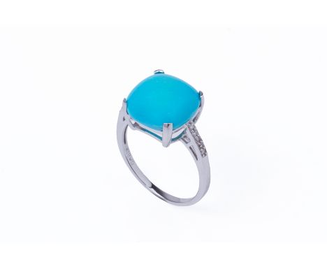 A TURQUOISE AND DIAMOND RING
Set in 18k white gold, the turquoise cabochon flanked by a row of round brilliant cut diamonds t