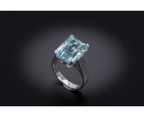 AN ART DECO STYLE AQUAMARINE SINGLE STONE RING
In 18k white gold, the aquamarine weighing an estimated 6.30 carats

Marked '1