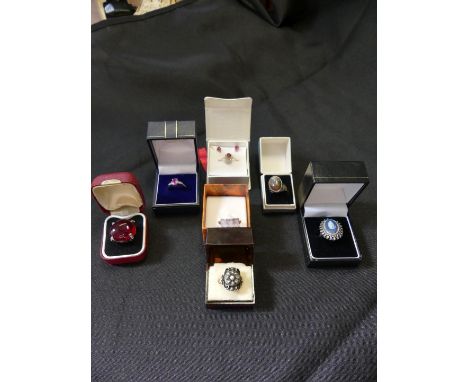 A selection of silver and white metal dress ringsTo include a silver agate single stone ring, a Wedgwood cameo ring, etc (7)C