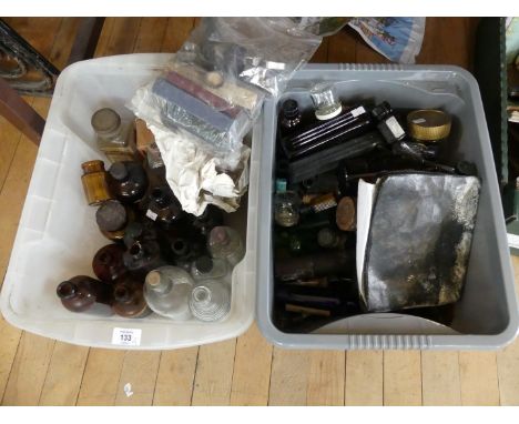 A mixed lot of various assorted chemists jar, various scalpels and other assorted tools. 
