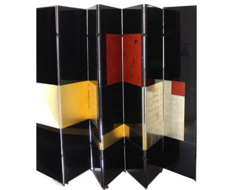 Großer Paravent im Art Deco-Stil. Holz, schwarz lackiert mit rechteckigen Akzenten in Gold und Rot. Bestehend aus: Sieben Ele