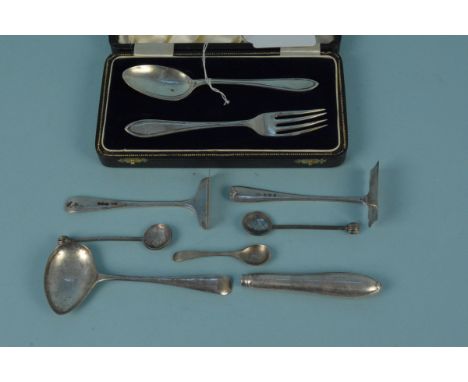 Mixed silver to include a boxed fork and spoon, two silver pushers, silver condiment spoon etc, weighable silver approx 90g