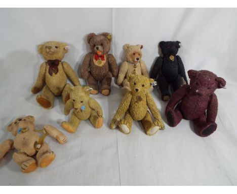 Steiff bears - Seven ceramic Steiff bears and one Steiff bear AF. All with original badges and buttons.