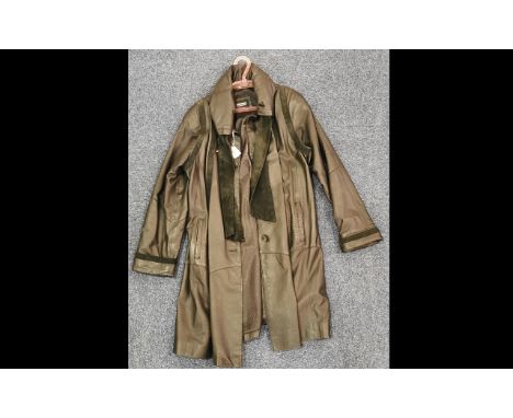 Ladies Italian Beautiful Black Leather 3/4 Coat, made by Dericci of Italy.  Suede trims to the soft leather coat, chain trim 