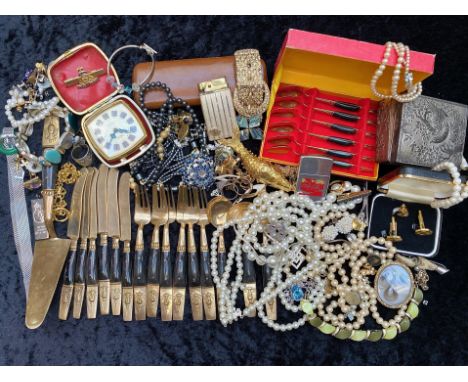 Large Collection of Quality Costume Jewellery, comprising a quantity of chains, bracelets, pendants, pearls, beads, brooches,