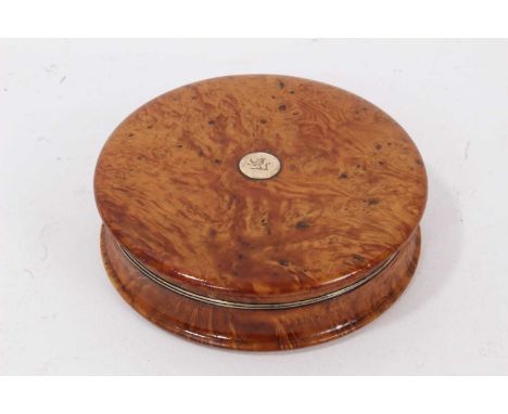 George III burr wood table snuff box, the cover inset with circular engraved armorial plaque, 9cm diameter 