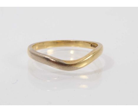 18ct yellow gold wedding ring, size M½.Weighs approximately 2.58 grams 