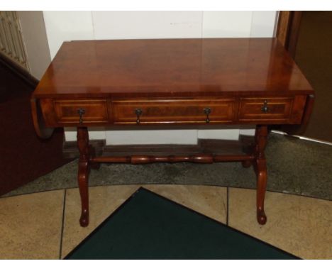 Good quality cross banded reproduction drop leaf walnut sofa table, three apron drawers with three opposing dummy drawers, po