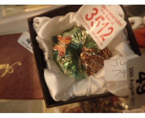 Treasured trinkets by Juliana of frog and butterfly on lid of lily pad trinket box 