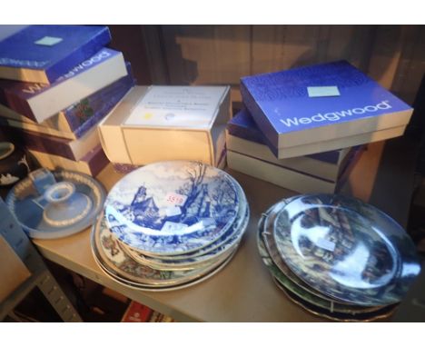 Shelf of collectors plates including Wedgwood (christmas plates, Country) days and Looney Tunes plates etc 