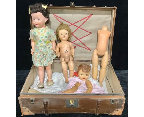 Toys &amp; Juvenalia - a Pedigree hard plastic walking doll; others, in a travel trunk 