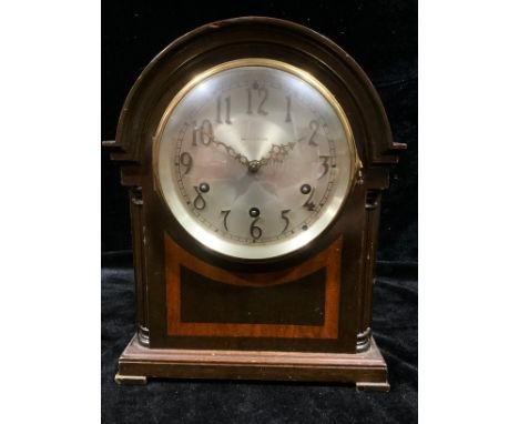 A Seth Thomas mahogany arched top mantel clock, c.1930, 27cm high 