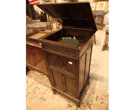 Large Columbia Grafonola record player in an oak cabinet lacking arm and horn H: 110 cm