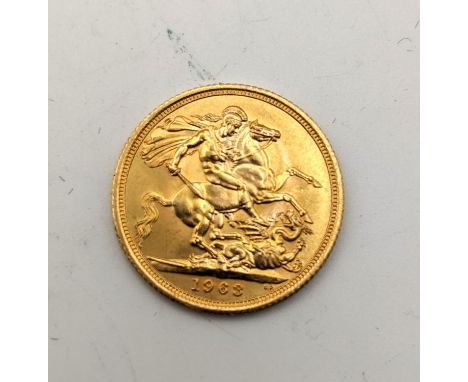 United Kingdom - Elizabeth (1952-2022) Sovereign dated 1963 featuring Mary Gillicks, portrait of Queen Elizabeth II right ./.