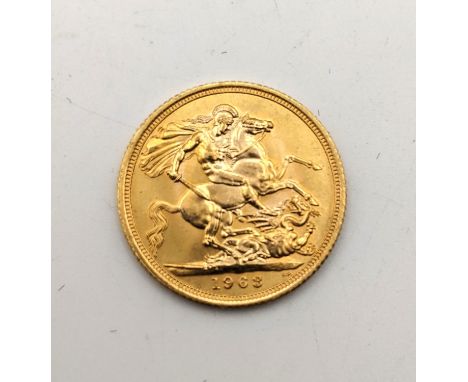 United Kingdom - Elizabeth (1952-2022) Sovereign dated 1963 featuring Mary Gillicks, portrait of Queen Elizabeth II right ./.