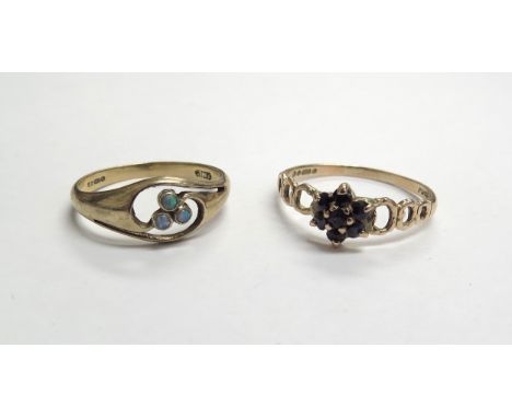 Two 9ct gold rings including sapphire and opal, size S/T and P, 3.5g