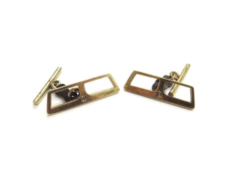 A pair of cufflinks marked 750, 4.5g