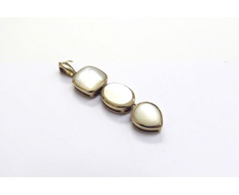 A 9ct gold Mother-of-pearl drop pendant, 3.8cm drop, 2.6g