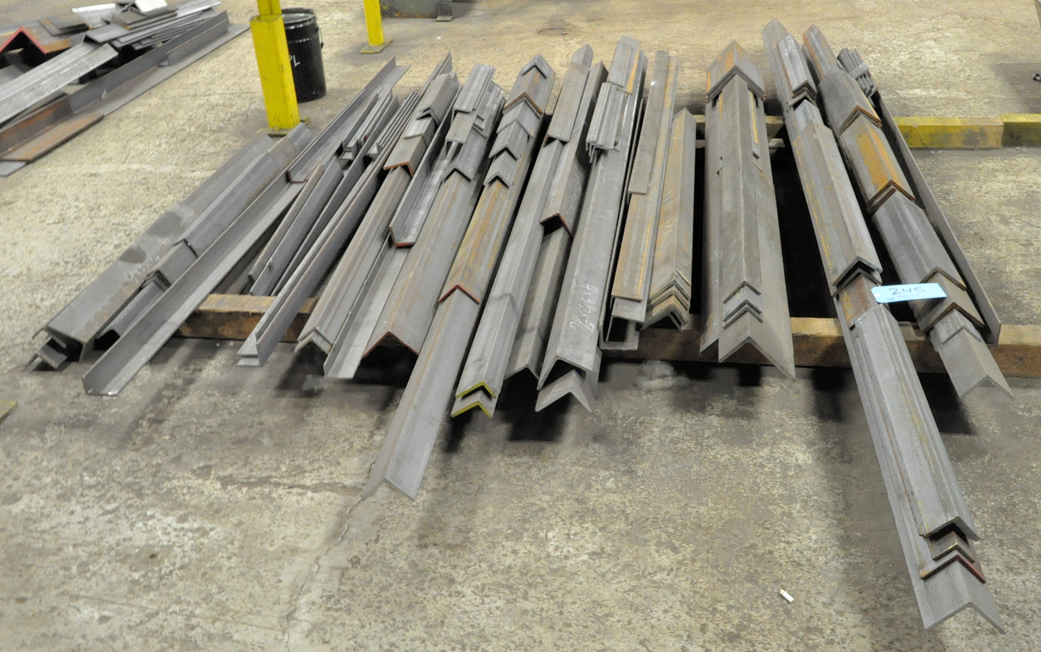 LotSteel Angle Iron, Various Widths and Lengths in (1) Group