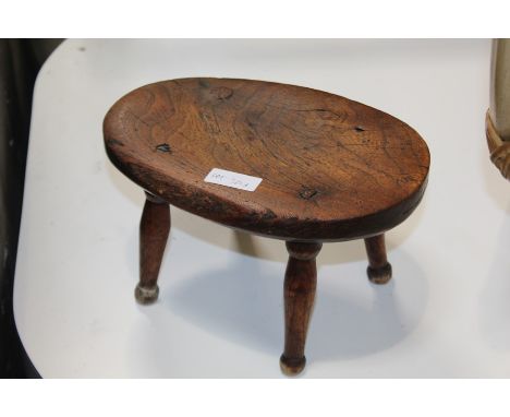 19th Century elm candle stand, with an oval top above turned legs 