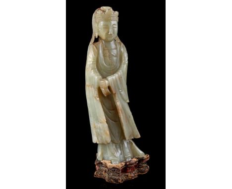 Jade sculpture of a lady-in-waiting with necklace and tiara, on paper mache and textile pedestal, China 19th century, 21 cm h