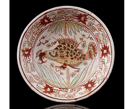 Porcelain dish with polychrome decoration of fish, Vietnam 17th/18th century, 17 cm diameter (firing errors and chips)