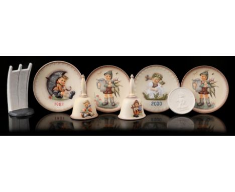 2 Goebel Hummel earthenware table bells annual pieces from 1980 and 1982, 16 cm high, all 2 with box, 2 saucers from 1981 and