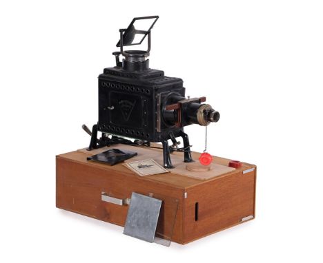 Janus Liesegang Epidiaskop projector, ca. 1930, 53 cm high, 80 cm long, 23 cm wide, mounted on wooden plate and can be safely