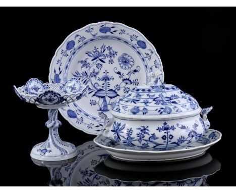 Porcelain tableware including Meissen with Zwiebelmuster decor, consisting of decorative coupe, presentation plate and lidded