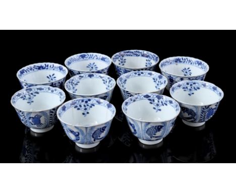 6 porcelain cups with blue crab and bass decoration, Kangxi marked, China 19th century (chips/fritting) and 4 porcelain cups 