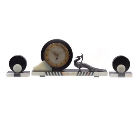 Marble mantel clock with metal peacock standing next to clockwork, 23 cm high, 48 cm wide and 2 side pieces, 13 cm high, ca. 
