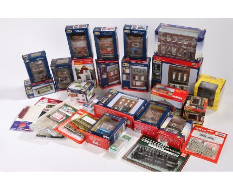 Collection of model railway layout accessories, to include Hornby, Bachmann and Scenecraft, weighbridge office, ye olde tea s