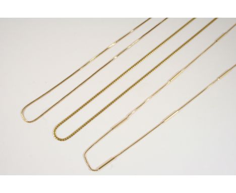 AN 18CT. GOLD CHAIN NECKLACE formed with alternate plain and chain llinks, 88cm. long, 11.7 grams, an 18ct. gold herringbone 