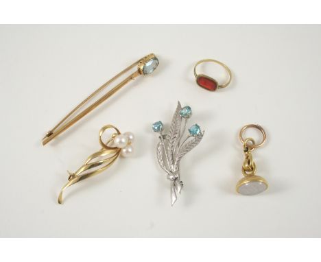 AN AQUAMARINE AND GOLD BROOCH the long gold brooch is mounted with a circular-cut aquamarine, 7cm. long, together with a whit