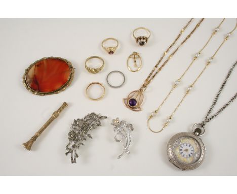 A QUANTITY OF JEWELLERY including a gold and amethyst pendant, a cultured pearl and garnet cluster ring, set in gold, size Q,