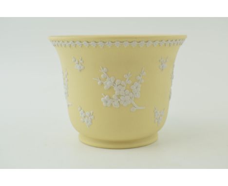 Wedgwood Prunus pattern jardinière / planter 1978. Height 11cm. Diameter 14.5cm. Of first quality free of restoration or dama