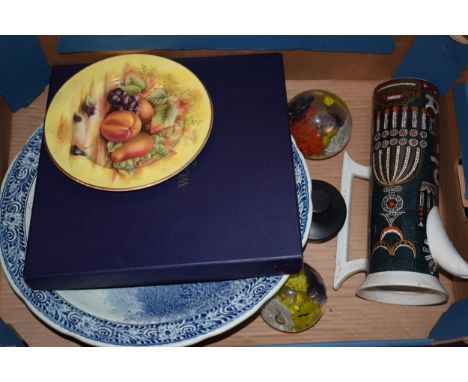 A mixed collection of ceramic items to include Aynsley Orchard Gold cabinet plate (21cm diameter), a Delfts charger (40cm dia