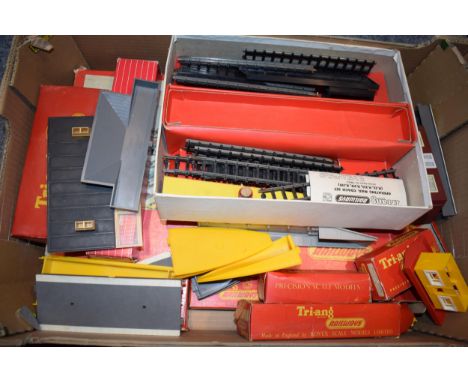 Triang Electric Model Railway RS11 with R251 Tender Loco 6 wagons Operating Royal Mail Coach set Track etc all boxed  the ite