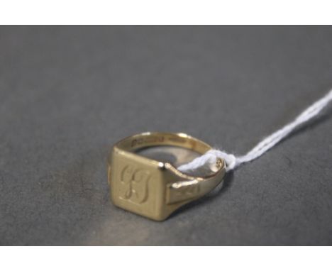 9 ct gold square signet ring, weight 4 grams, size W