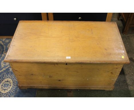 Bedding chest/trunk, height 50 cm, width 105 cm, depth 56 cm